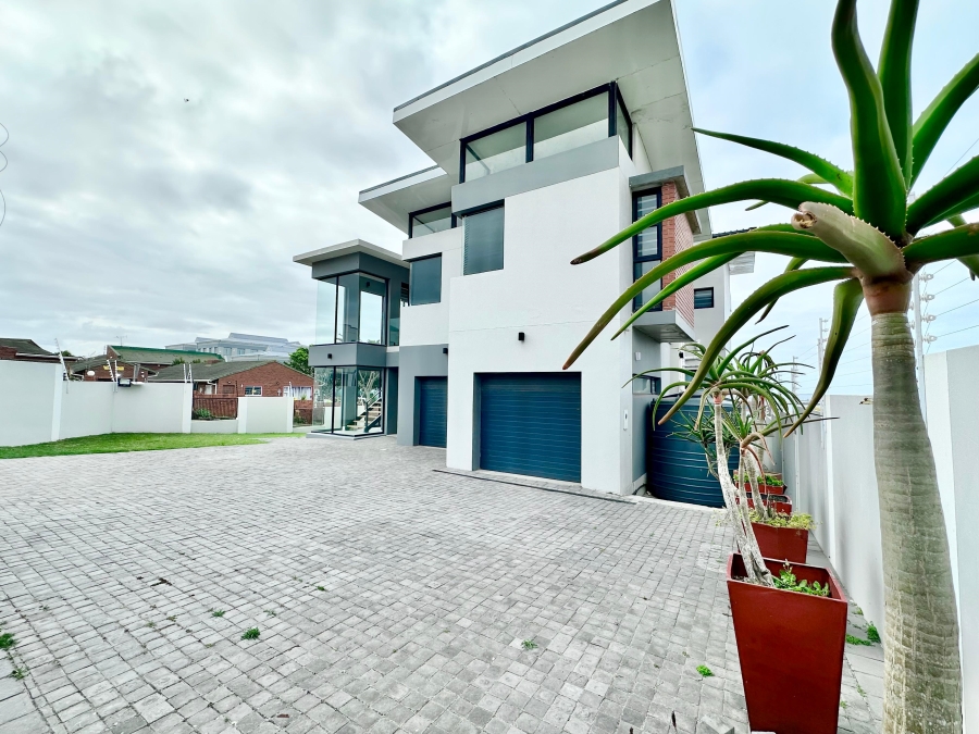 To Let 4 Bedroom Property for Rent in Humerail Eastern Cape